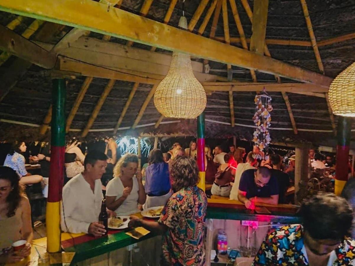 Backpack Beach Hostel & Reggae Bar Bussa Екстериор снимка